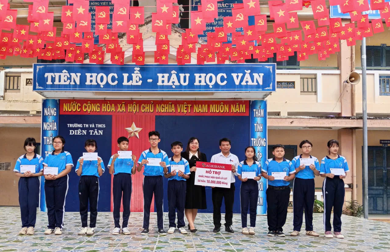 Đại diện Agribank Chi nhánh Khánh Hòa trao hỗ trợ khắc phục lũ lụt tại Trường Tiểu học và Trung học cơ sở Diên Tân. 