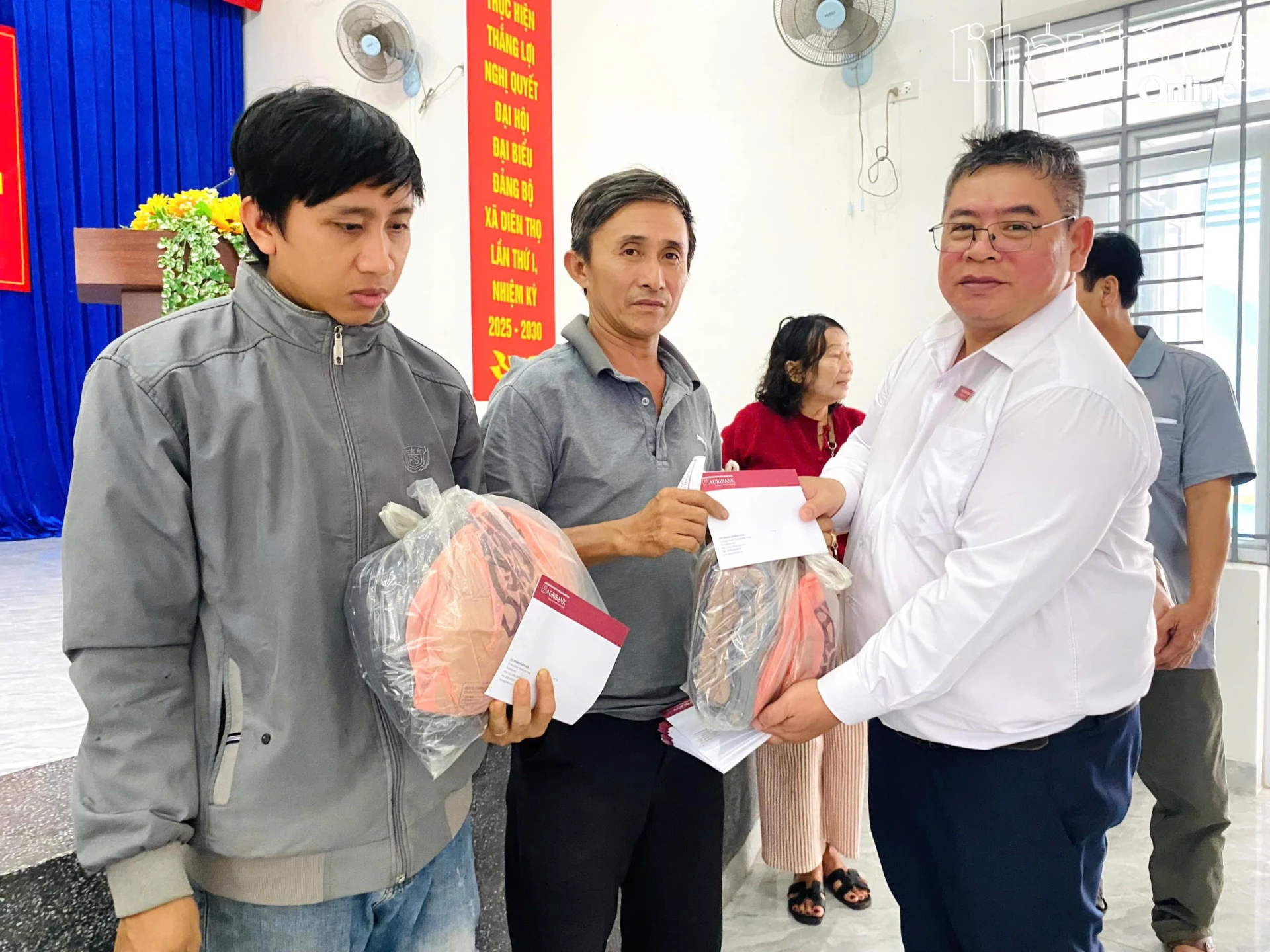 Đại diện Agribank Chi nhánh Khánh Hòa trao quà cho người dân xã Tân Định.