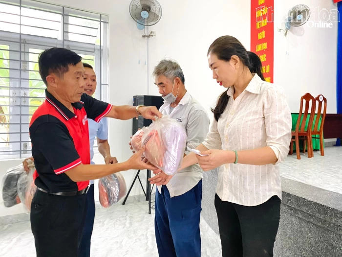 Báo và Phát thanh, Truyền hình Khánh Hòa cùng Agribank Chi nhánh Khánh Hòa trao quà hỗ trợ cho người dân xã Diên Thọ