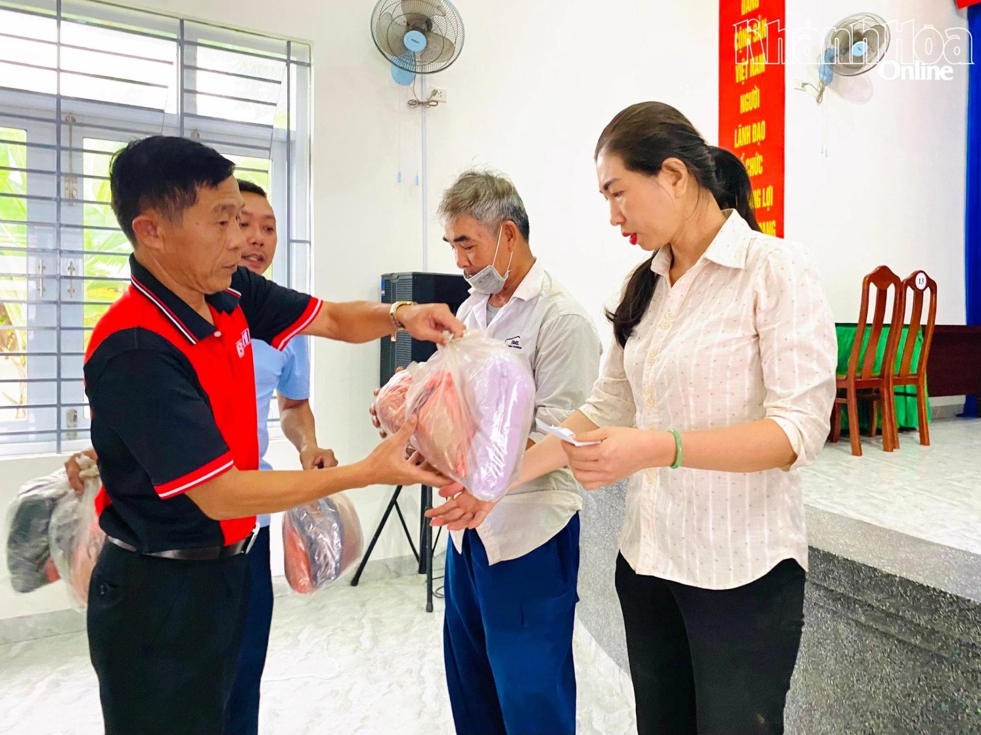 Ông Võ Thanh Lâm - Phó Giám đốc Báo và Phát thanh, Truyền hình Khánh Hòa trao quà cho người dân xã Diên Thọ.