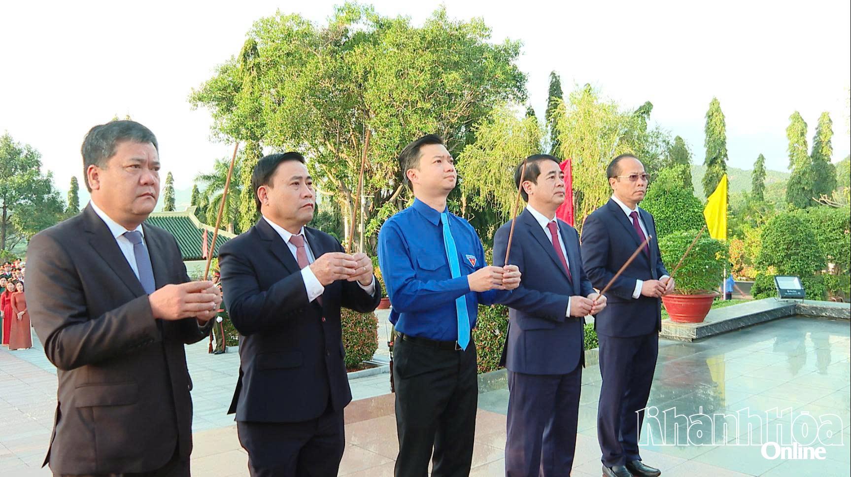 Các đại biểu dâng hương tưởng nhớ các anh hùng liệt sĩ.