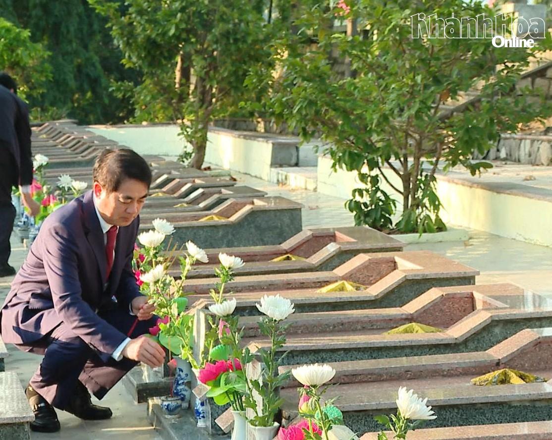 Đồng chí Nghiêm Xuân Thành thắp hương một phần các liệt sĩ.