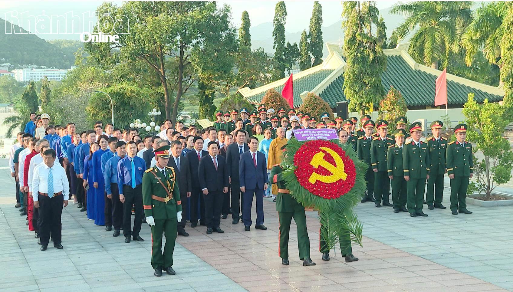 Các đoàn đại biểu đặt vòng hoa tại Nghĩa trang liệt sĩ Hòn Dung.