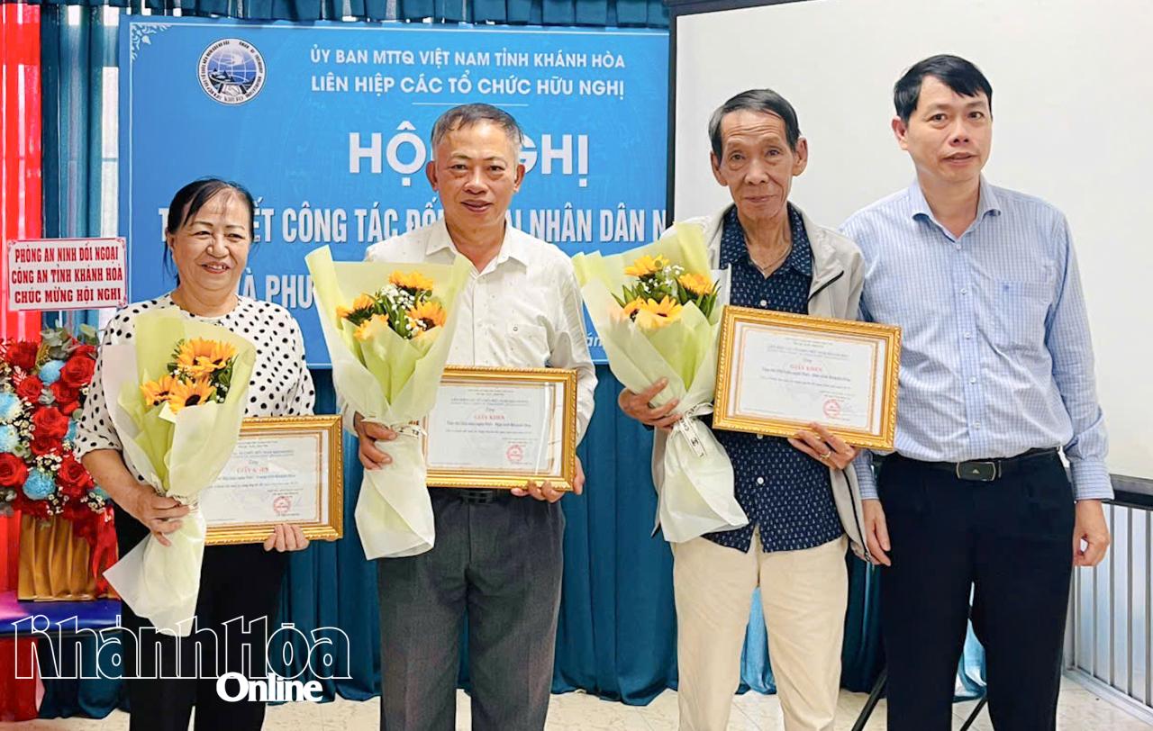 Lãnh đạo Liên hiệp các tổ chức hữu nghị tỉnh Khánh Hòa trao giấy khen cho các tập thể.