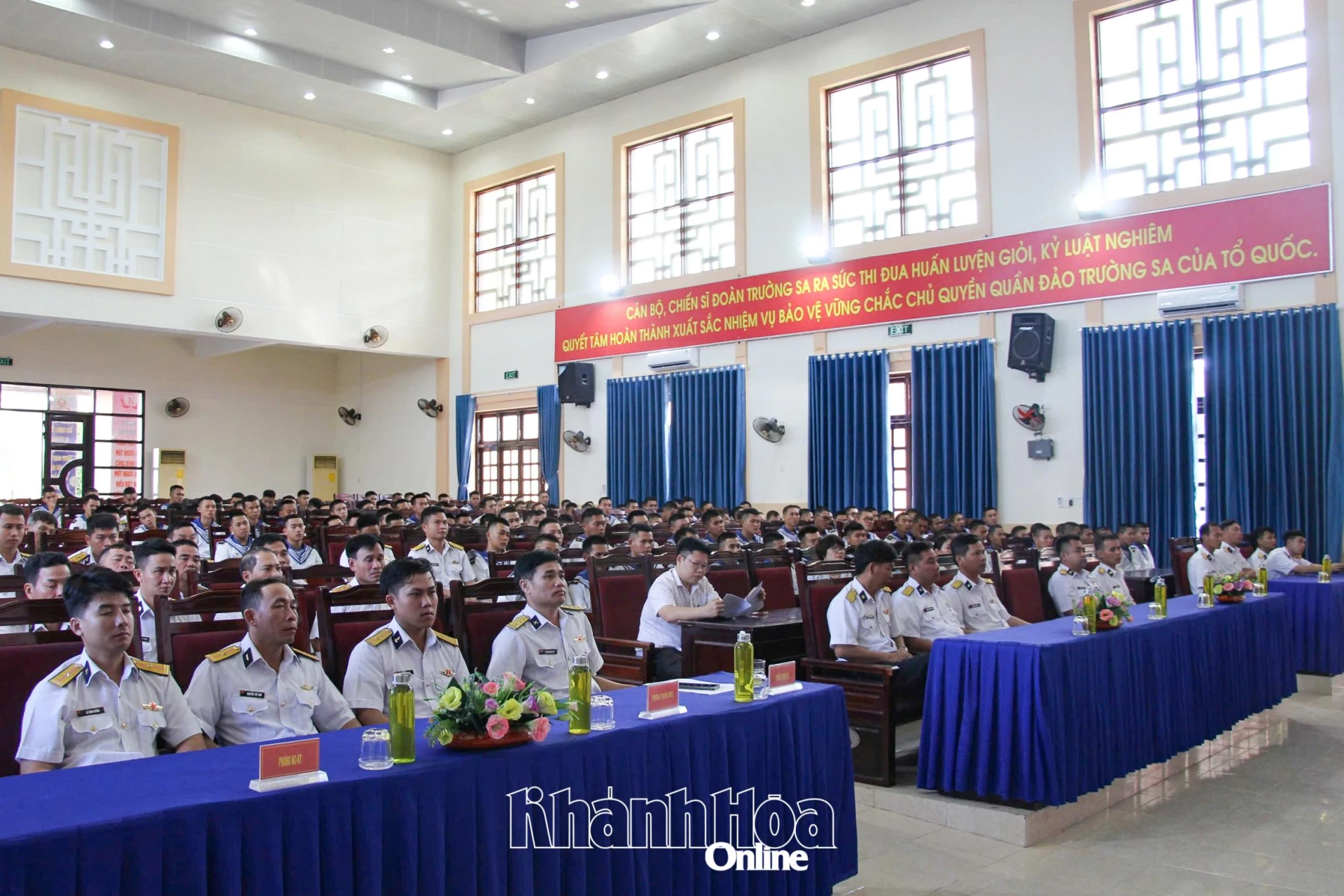 Quang cảnh hội nghị tiếp xúc cử tri.