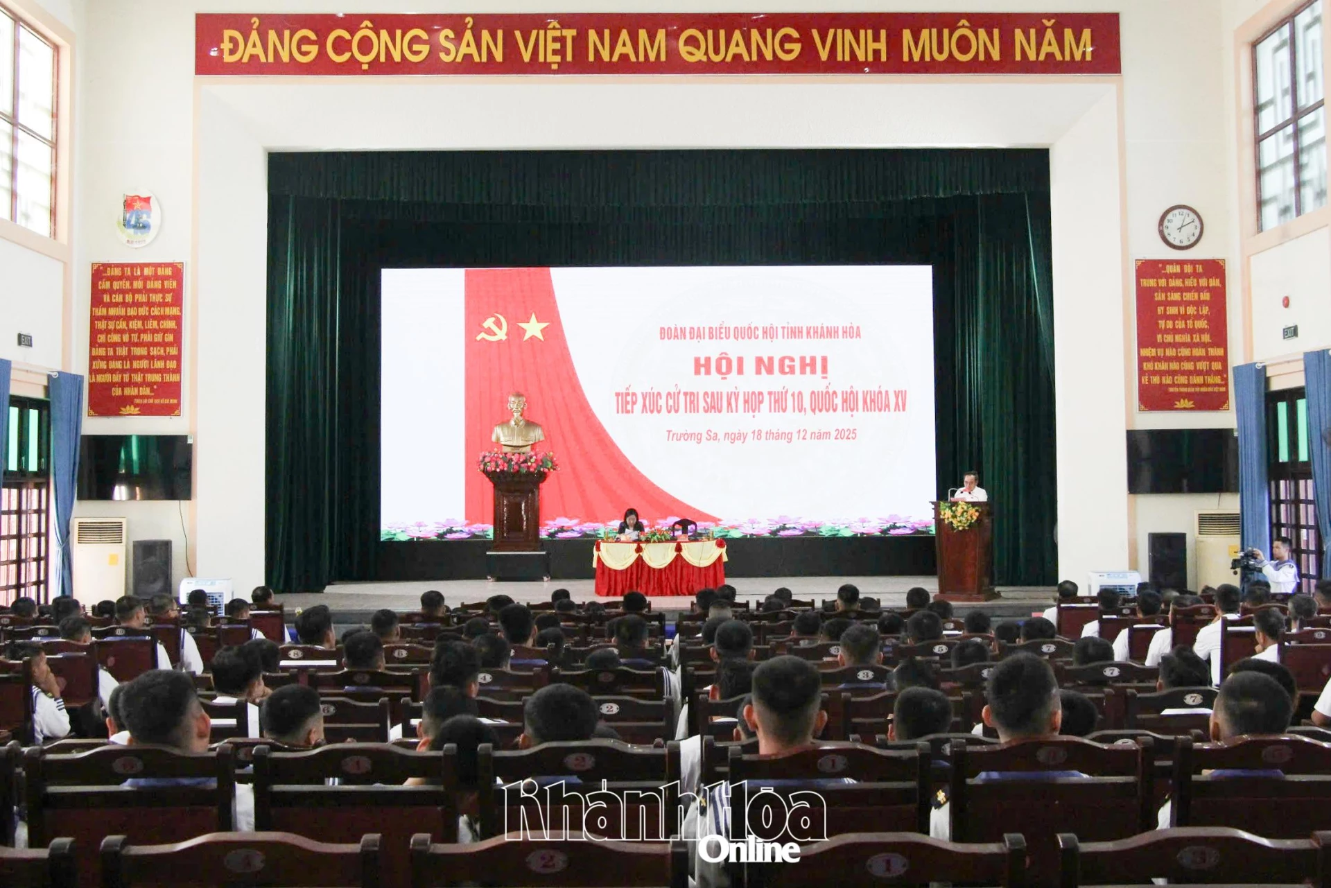 Quang cảnh hội nghị tiếp xúc cử tri.