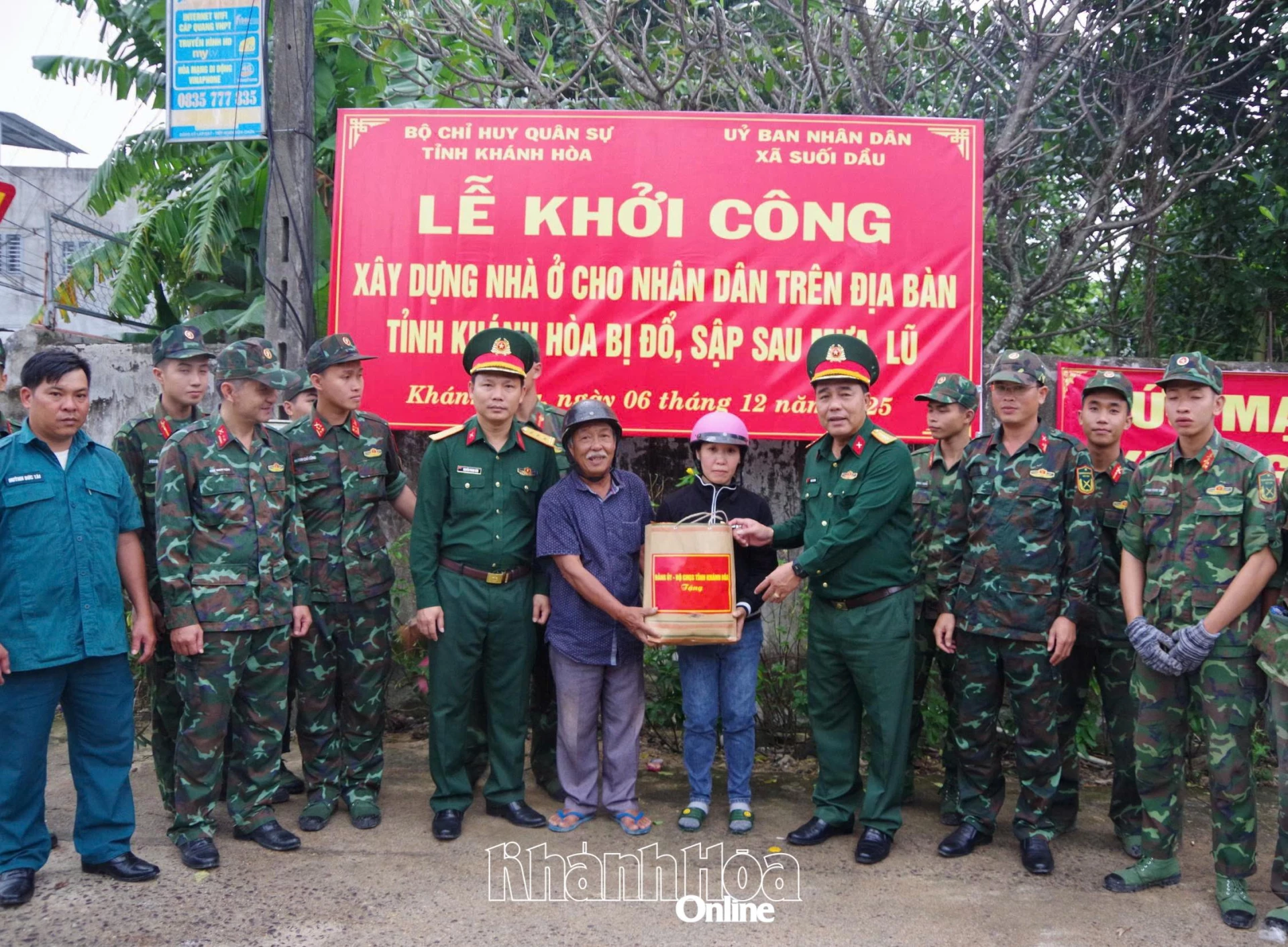 Lãnh đạo Bộ Chỉ huy Quân sự tỉnh tặng quà động viên chủ nhà và lực lượng xây dựng nhà giúp người dân.