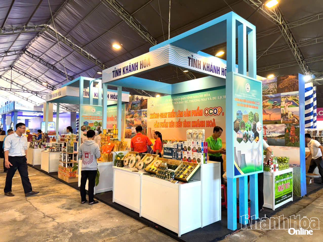 Khu vực trưng bày sản phẩm OCOP của tỉnh Khánh Hoà.