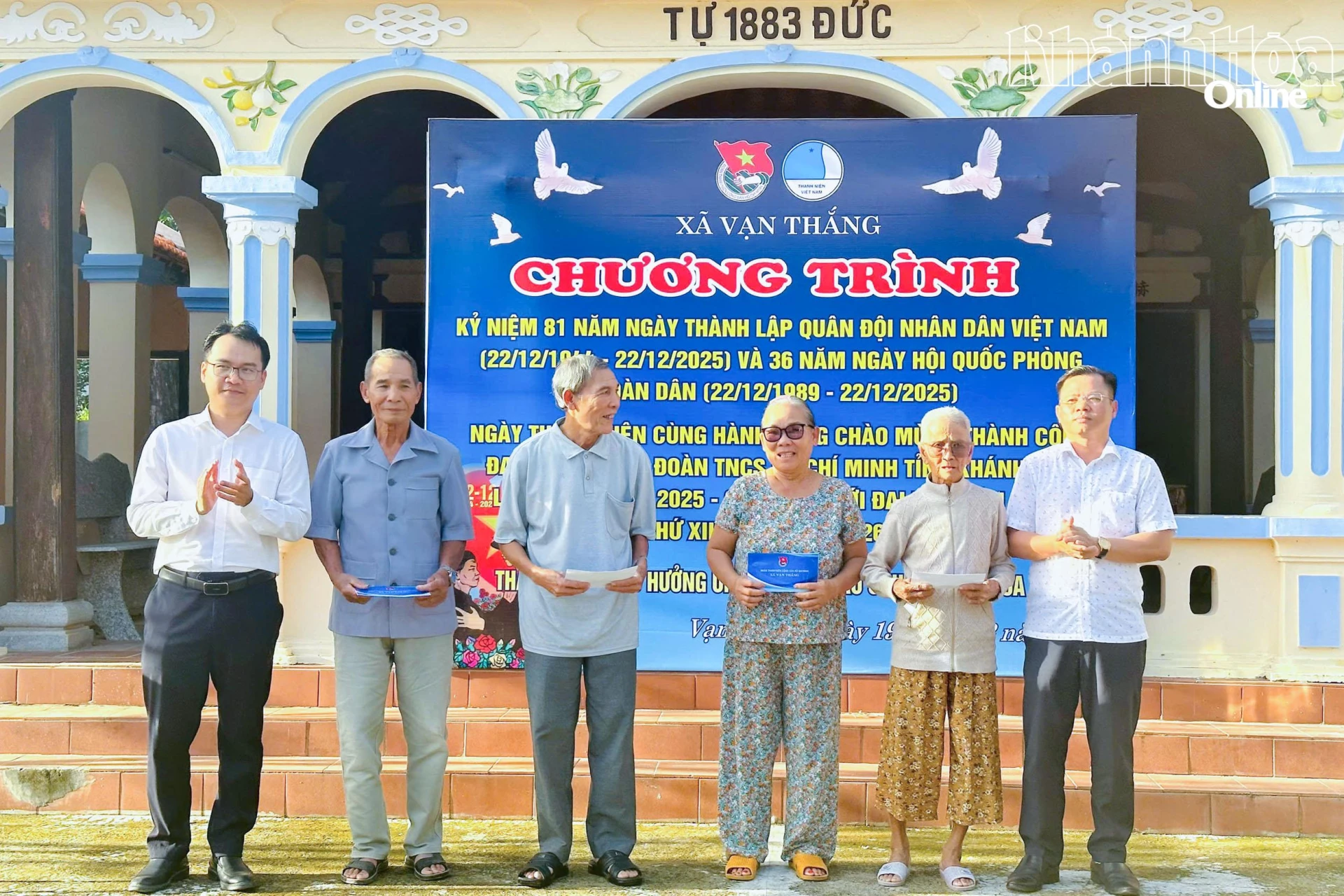 Lãnh đạo xã Vạn Thắng trao các phần quà đến các gia đình chính sách.