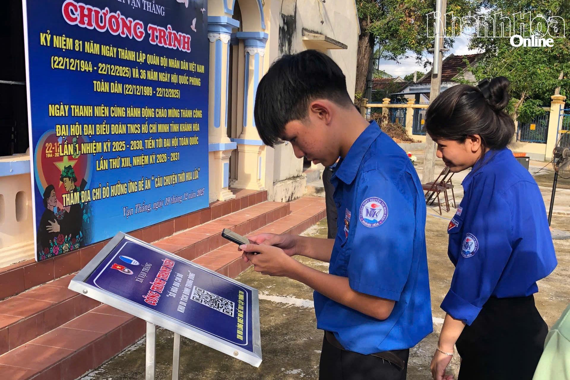 Các đoàn viên, thanh niên quét mã QR tìm hiểu về Đình Trung Dõng.