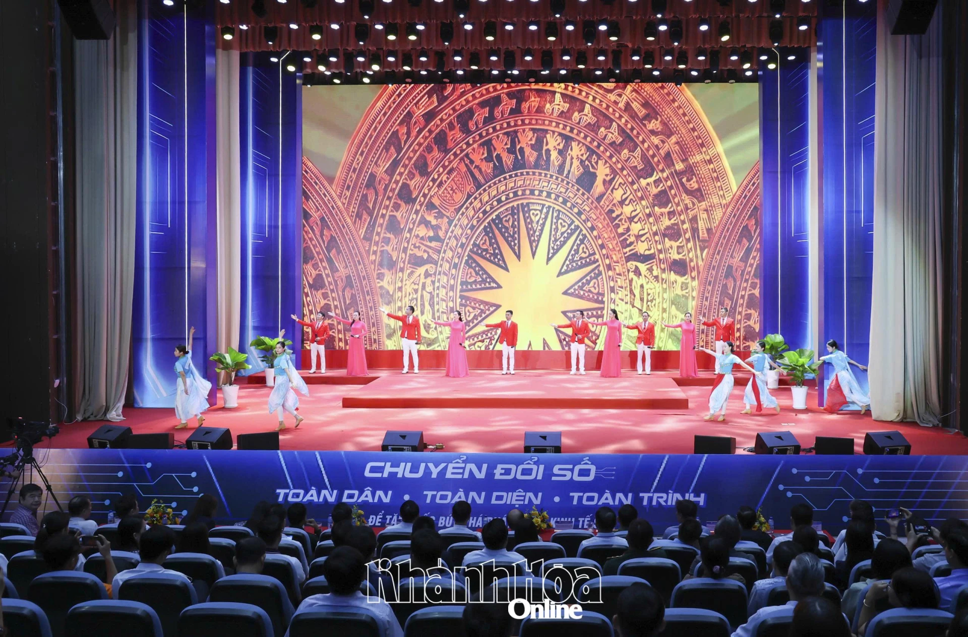 Một tiết mục văn nghệ biểu diễn tại lễ khai mạc. 