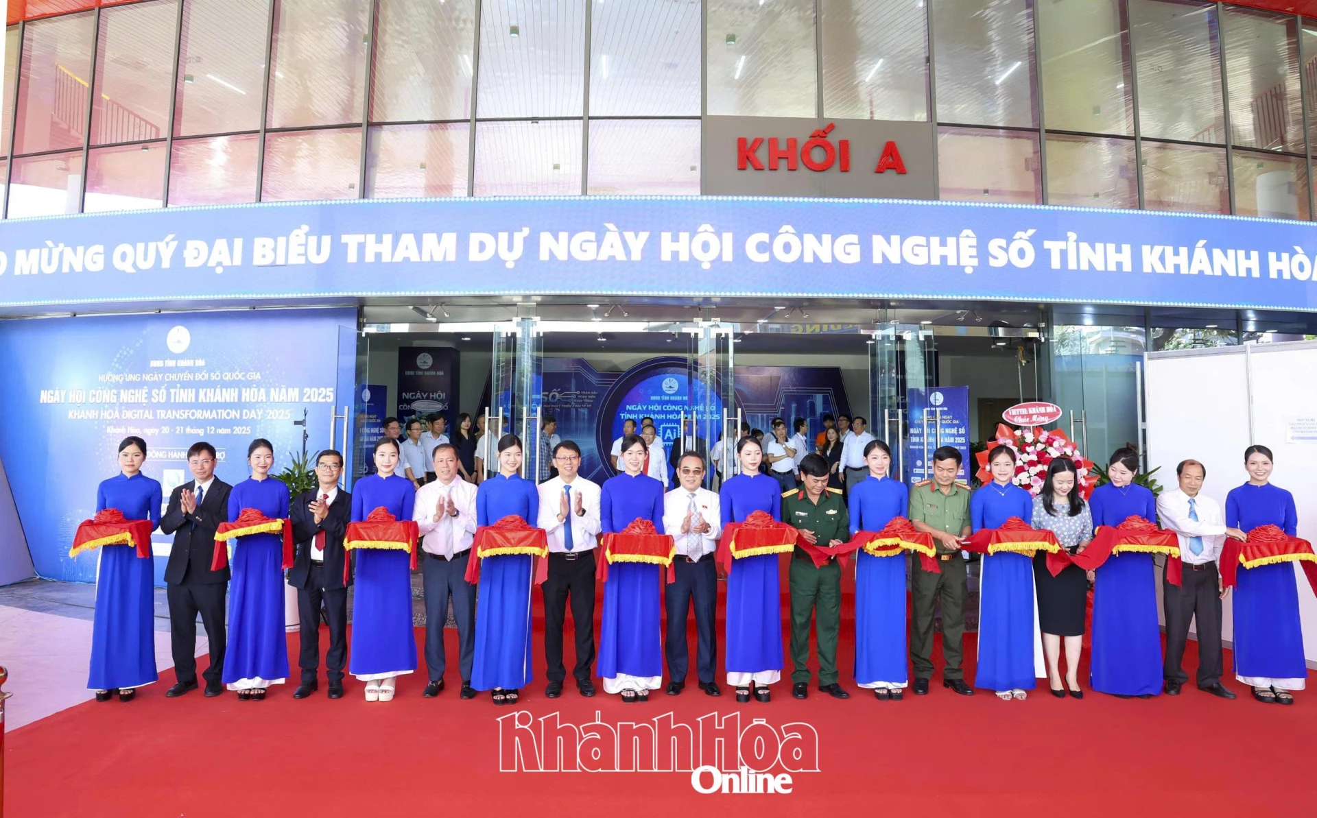 Lãnh đạo tỉnh và các sở, ban, ngành cắt băng khai mạc gian hàng triển lãm tại Ngày hội Công nghệ số tỉnh năm 2025.