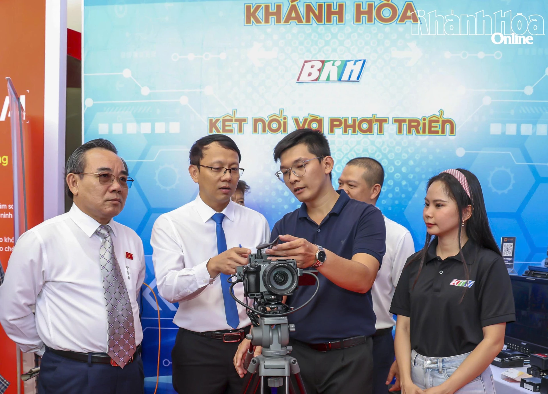 Lãnh đạo tỉnh tham quan gian hàng của Báo và Phát thanh, Truyền hình Khánh Hòa.

