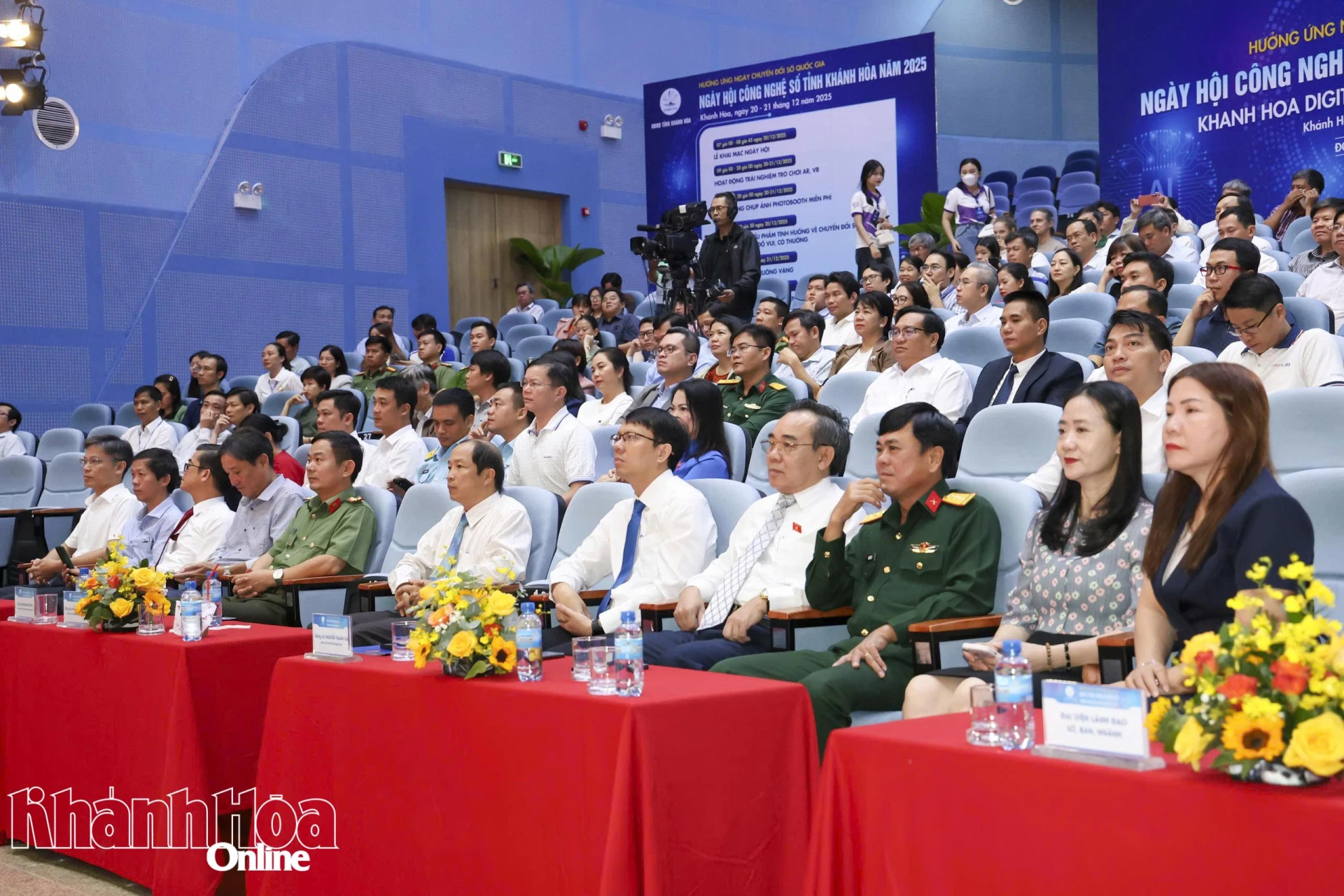 Các đại biểu tham dự lễ khai mạc. 