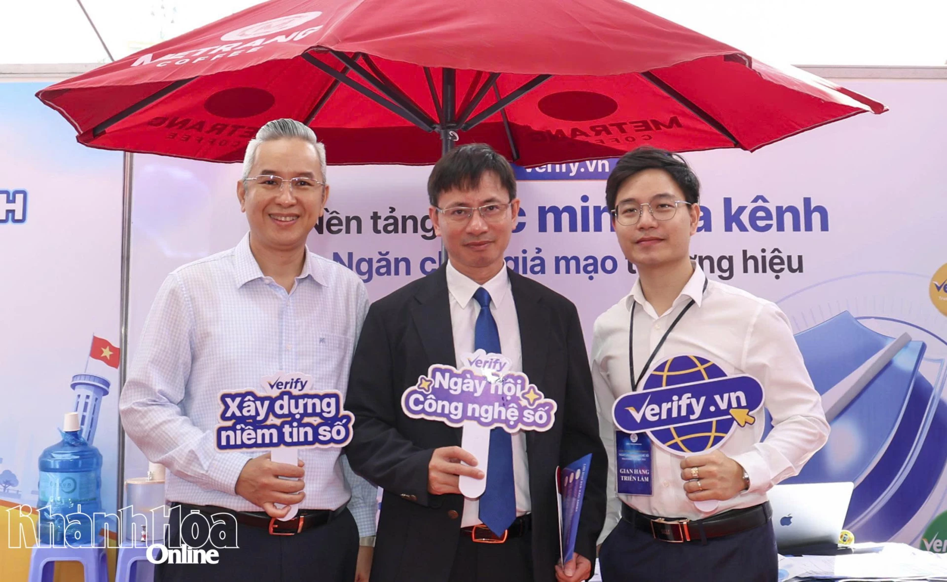 Đại biểu chụp hình lưu niệm tại Ngày hội Công nghệ số tỉnh năm 2025.