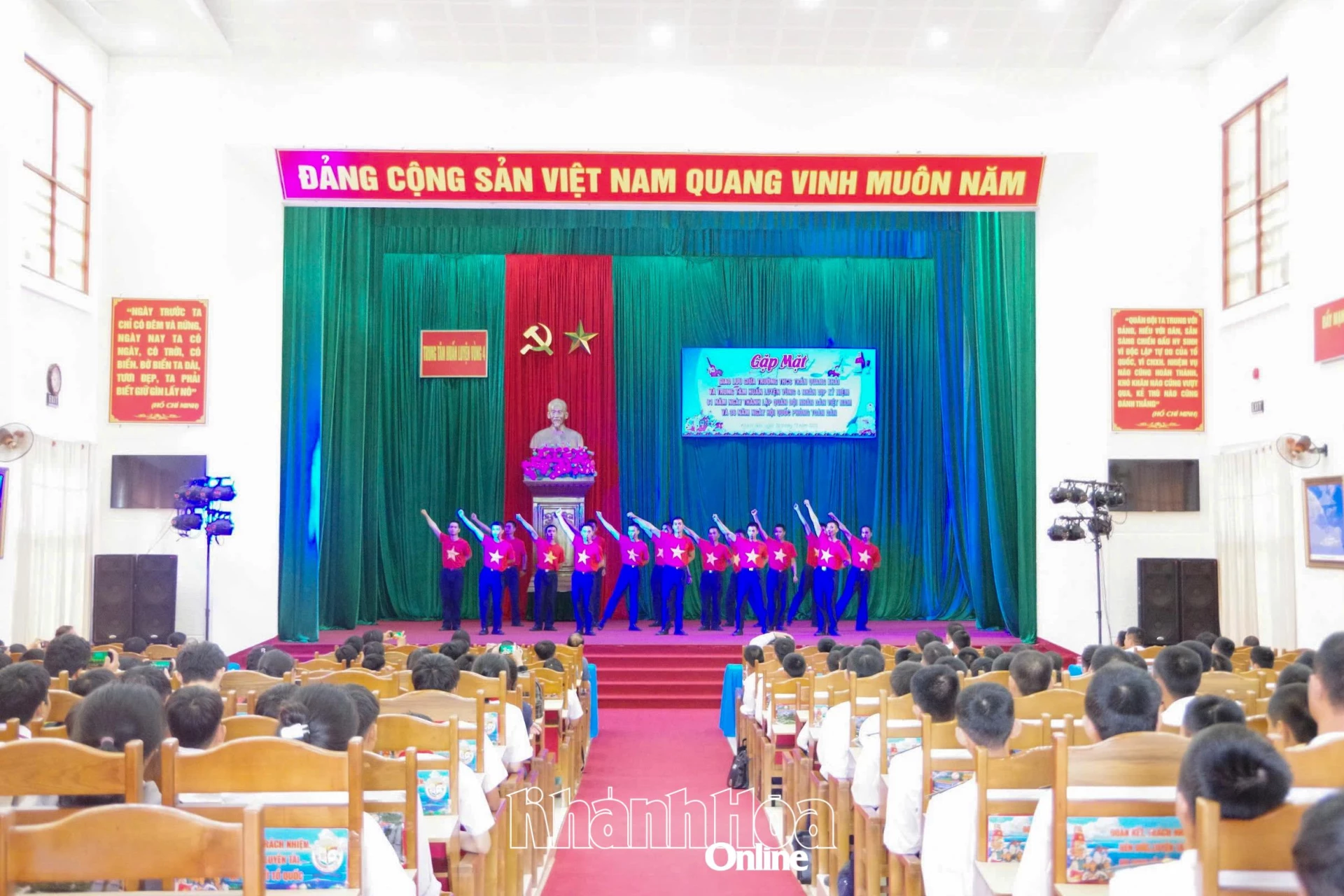 Giao lưu văn nghệ tại chương trình.