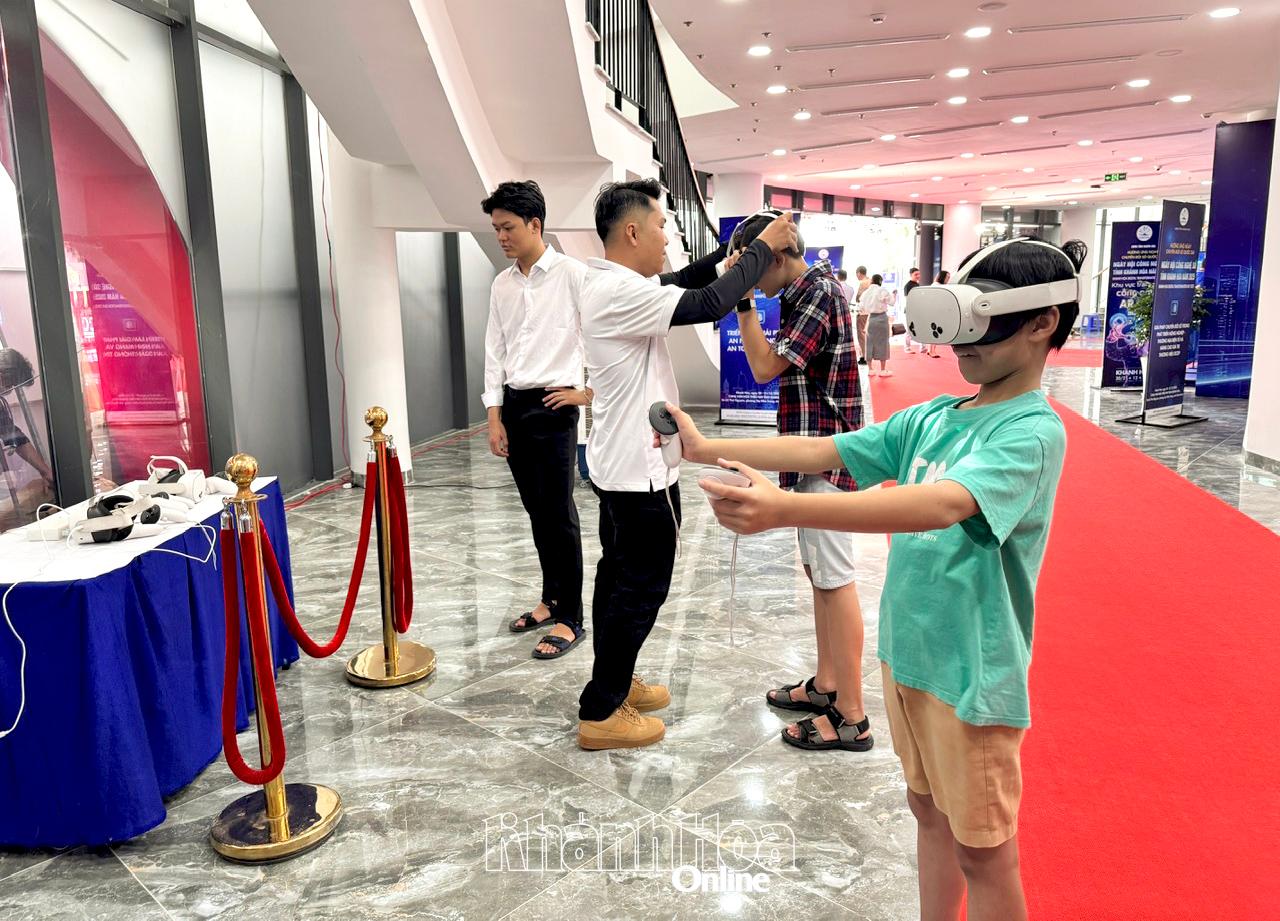 Nhiều em nhỏ thích thú dùng kính thực tế ảo để khám phá các danh lam thắng cảnh. 