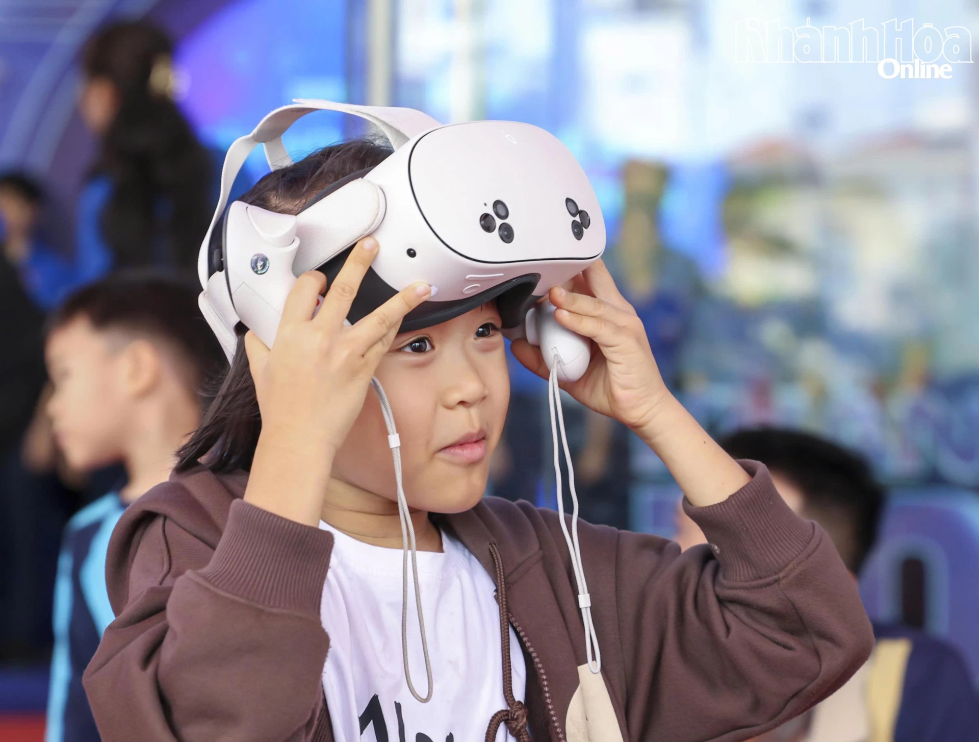 “Ôi, cảnh bên ngoài khác xa cảnh trong kính thực tế ảo!”

