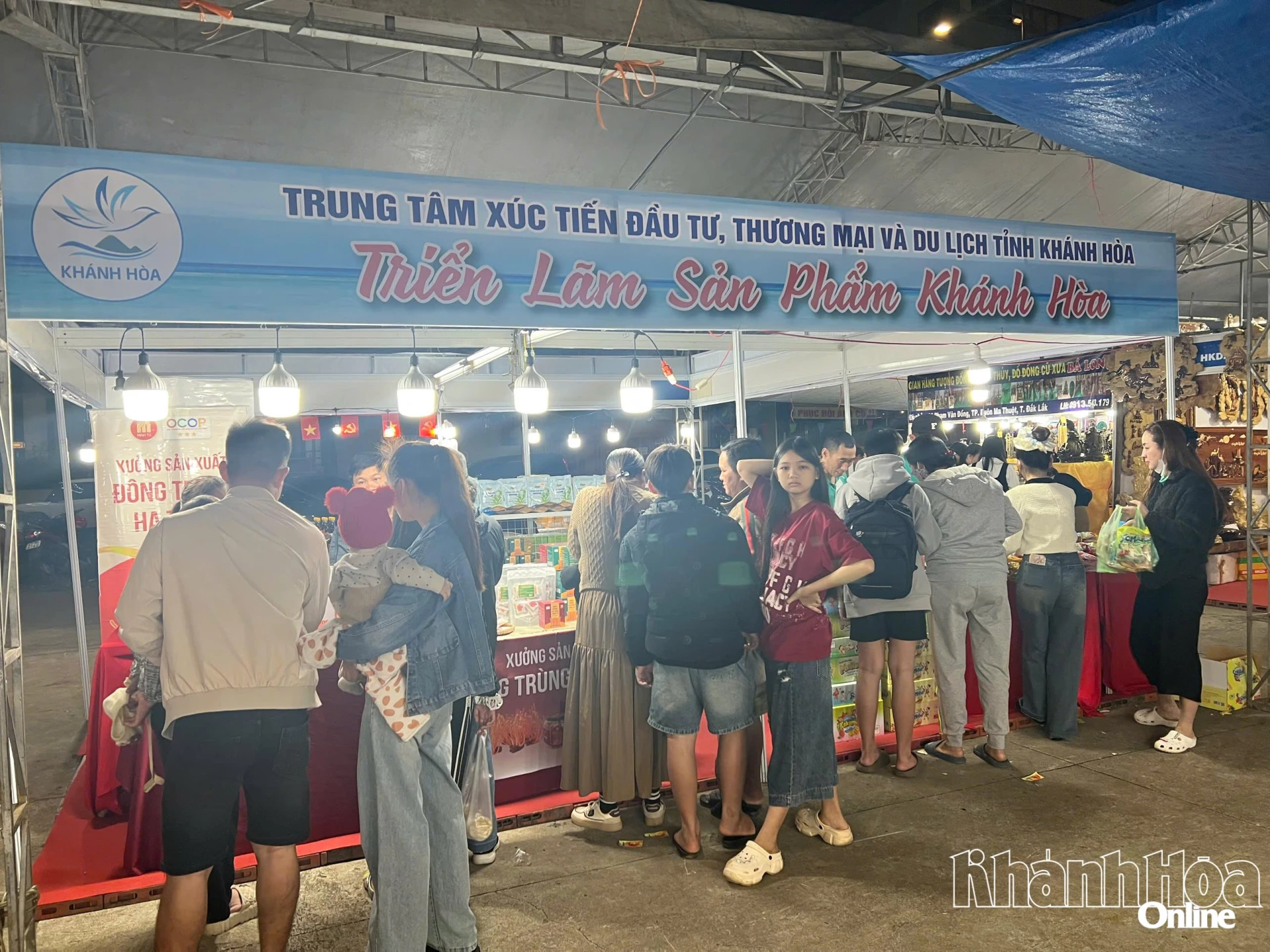 Rất đông người dân đến tham quan, mua sắm các sản phẩm đặc trưng của tỉnh Khánh Hoà.