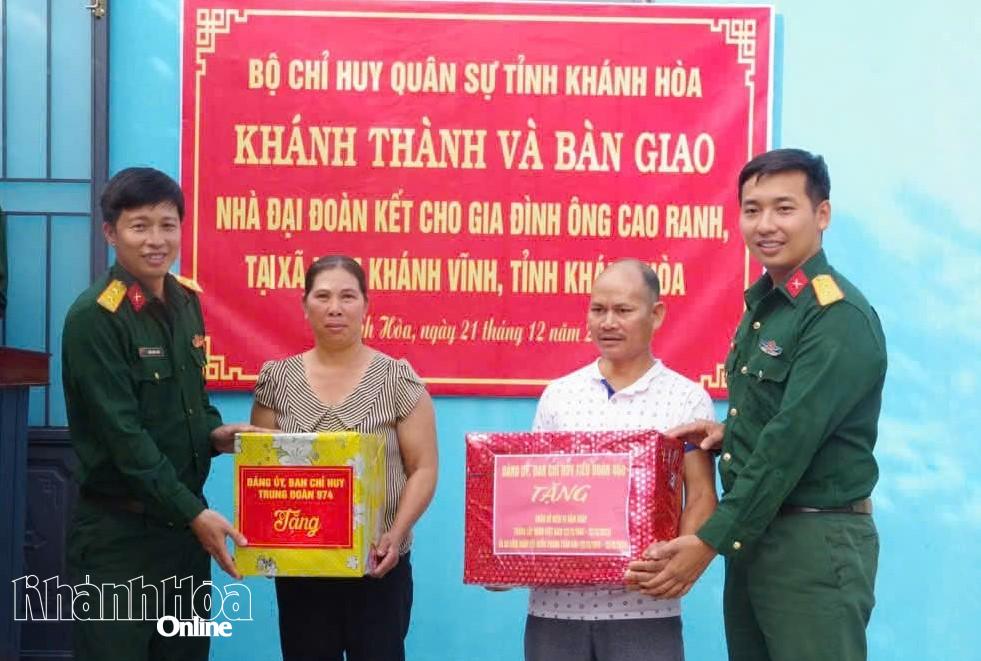 Đại diện các đơn vị tặng quà cho gia đình tại lễ bàn giao nhà.