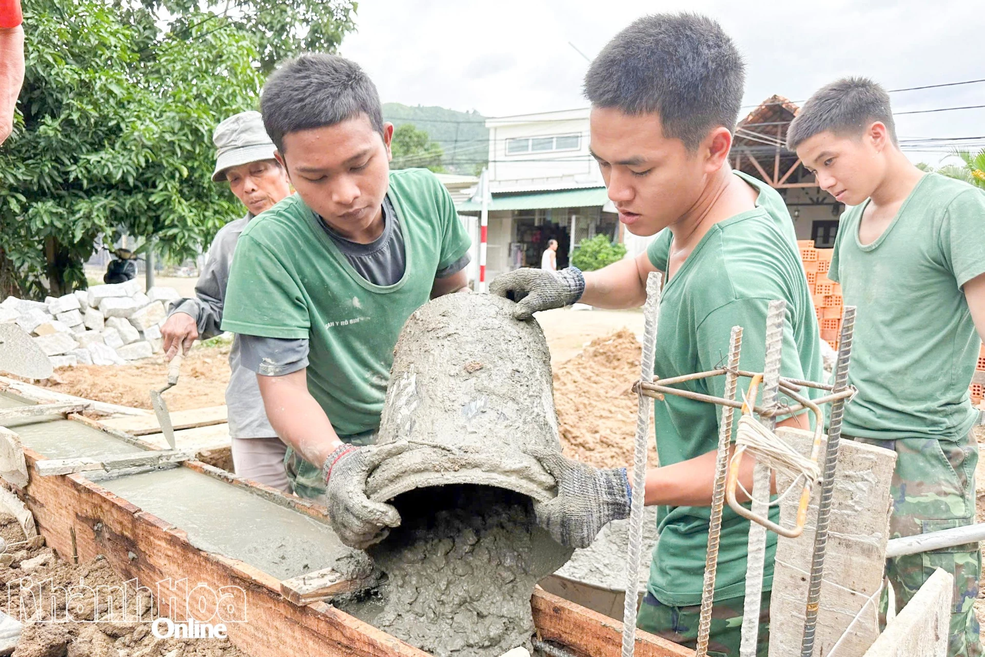 Cán bộ, chiến sĩ xây dựng nhà cho gia đình bà Đặng Thị Duy Hiền (xã Suối Dầu).