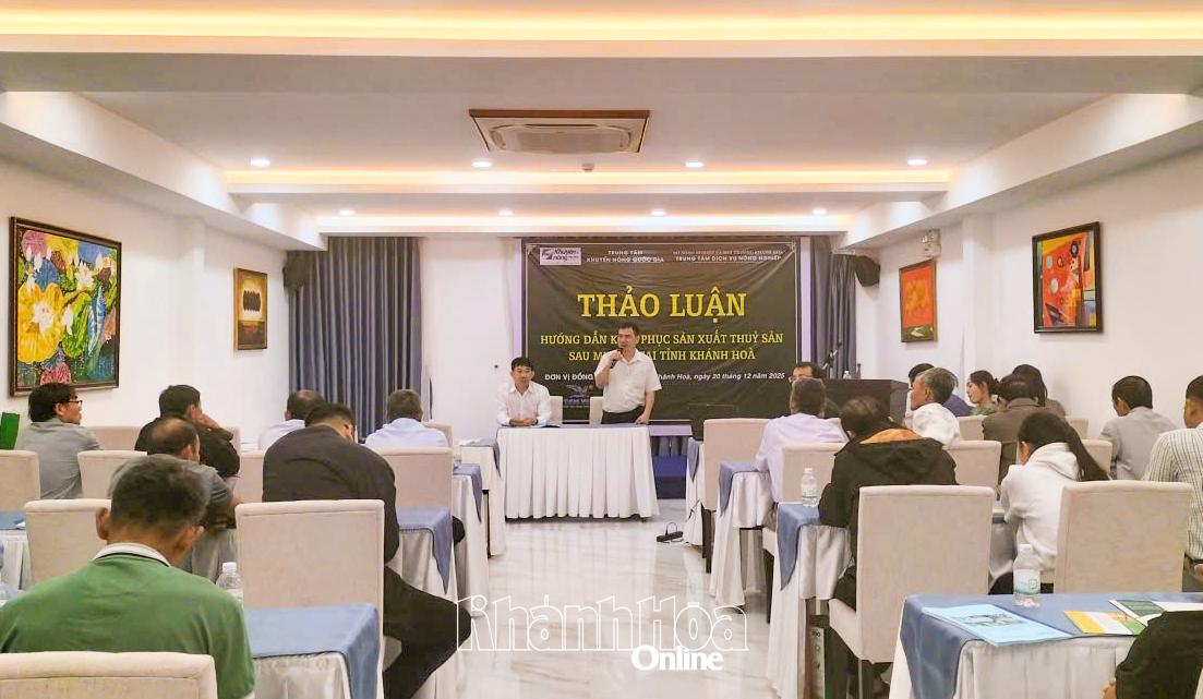 Quang cảnh thảo luận hướng dẫn khôi phục sản xuất thủy sản sau mưa lũ do Trung tâm Khuyến nông quốc gia tổ chức tại Nha Trang ngày 20-12 vừa qua.