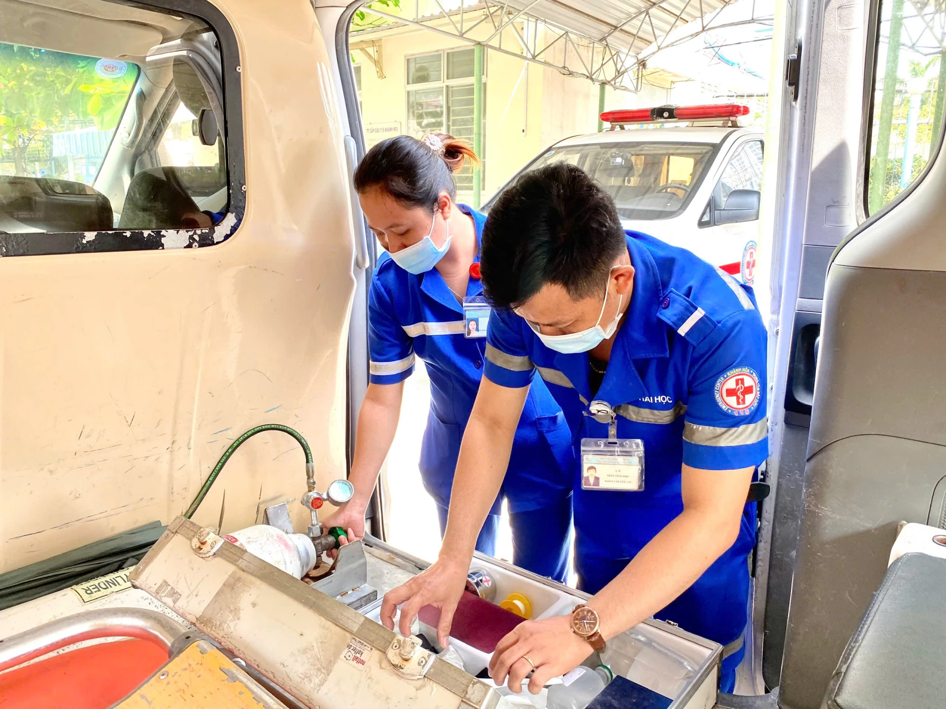 Kíp trực Trung tâm Cấp cứu 115 kiểm tra các thiết chuẩn bị cấp cứu trường hợp ngoài viện