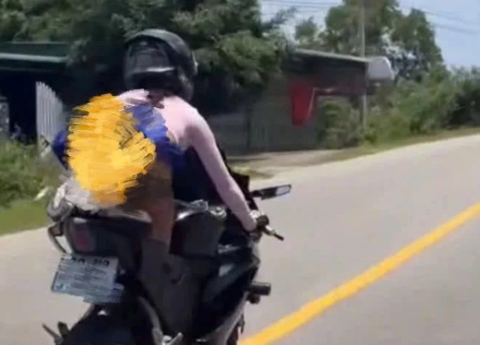 Xác minh, xử lý một phụ nữ người Nga điều khiển xe mô tô có hành vi nguy hiểm, phản cảm