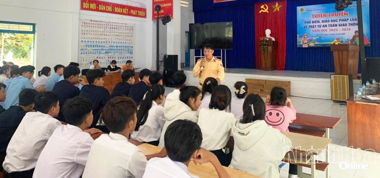 Các học sinh được tuyên truyền, phổ biến pháp luật về trật tự an toàn giao thông