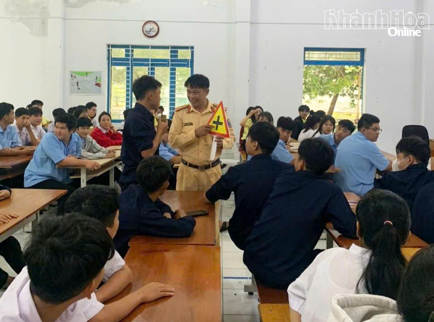 Buổi tuyên truyền diễn ra sinh động, gần gũi với nhiều hình ảnh minh họa, video thực tế và phần hỏi đáp tương tác