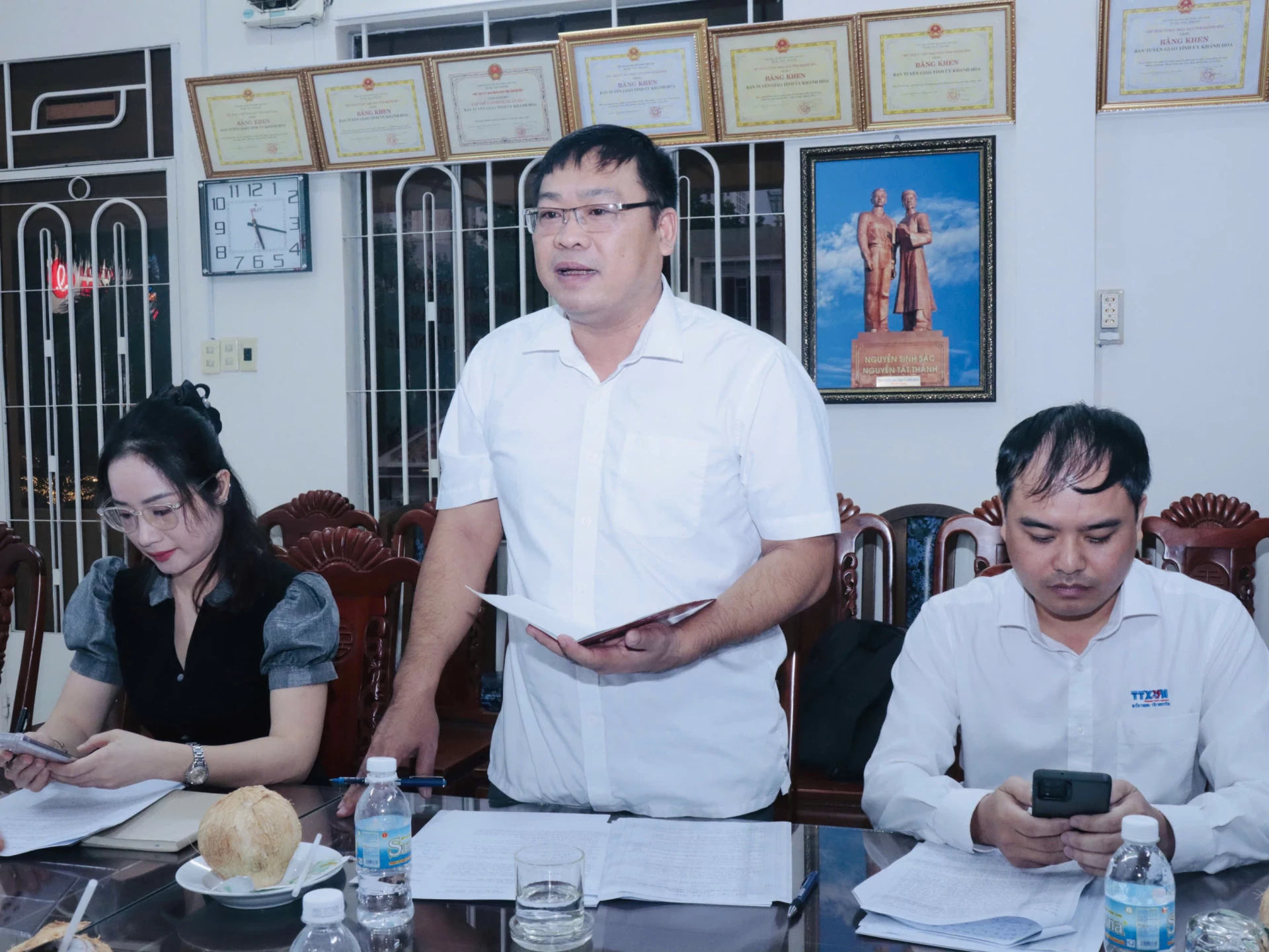 Nhà báo Nguyễn Văn Sơn báo cáo về kế hoạch tuyên truyền.