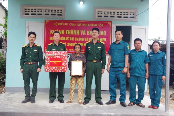 Bộ Chỉ huy Quân sự tỉnh Khánh Hòa bàn giao nhà Đại đoàn kết tại xã Công Hải