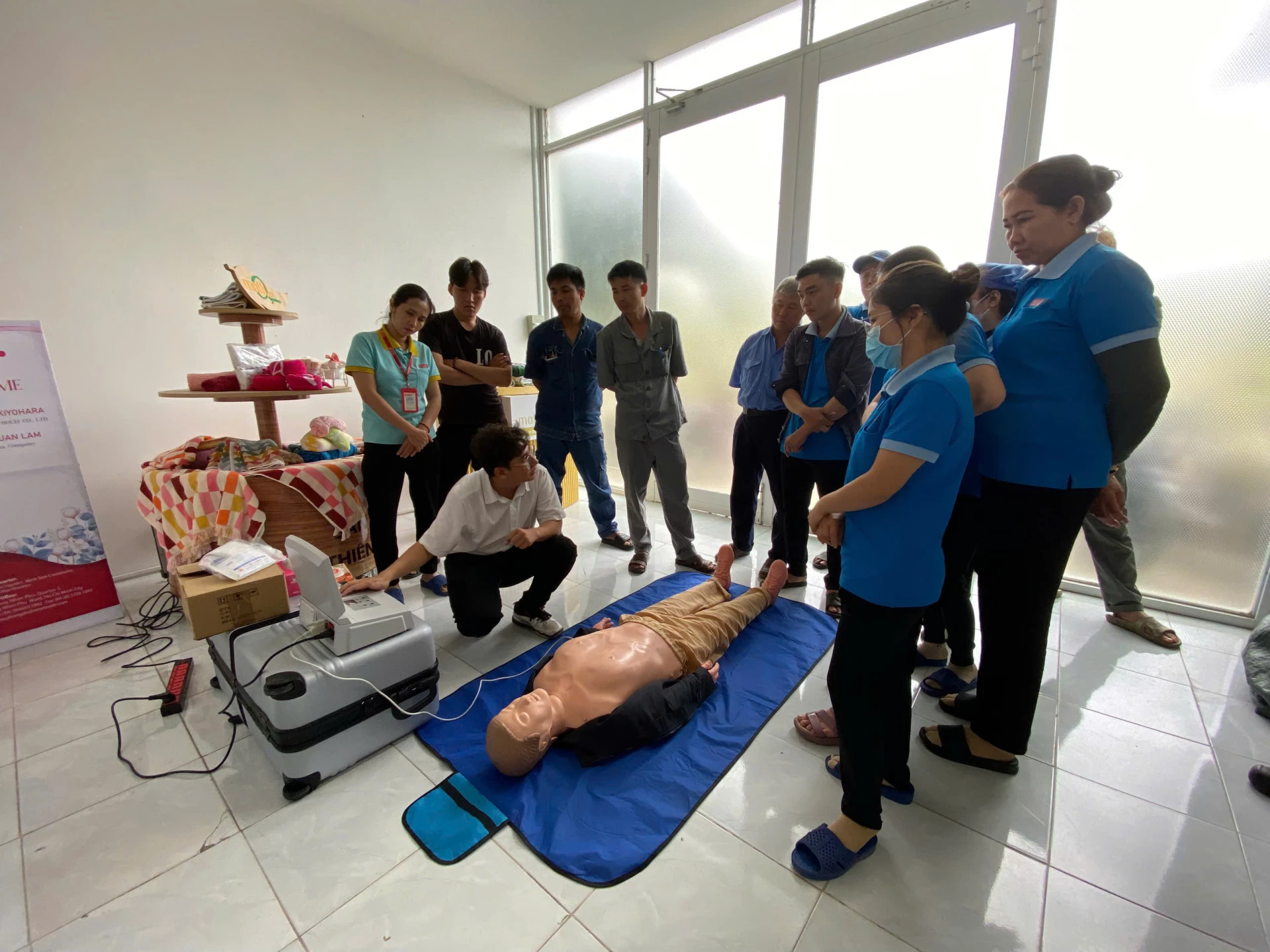 Thực hành cố định tạm thời xương gãy cho đội sơ cấp cứu công ty dệt gia dụng Phong Phú.