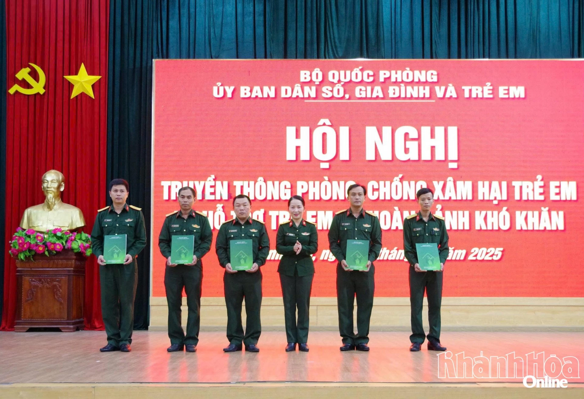 Ban tổ chức trao quà tặng các cháu là con của quân nhân có hoàn cảnh khó khăn.