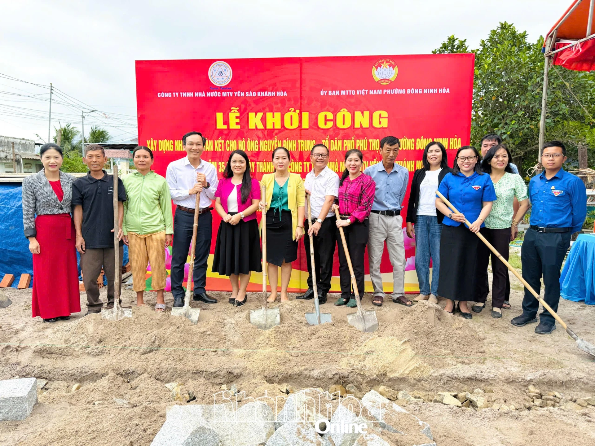 Các đại biểu thực hiện nghi thức khởi công xây dựng nhà.