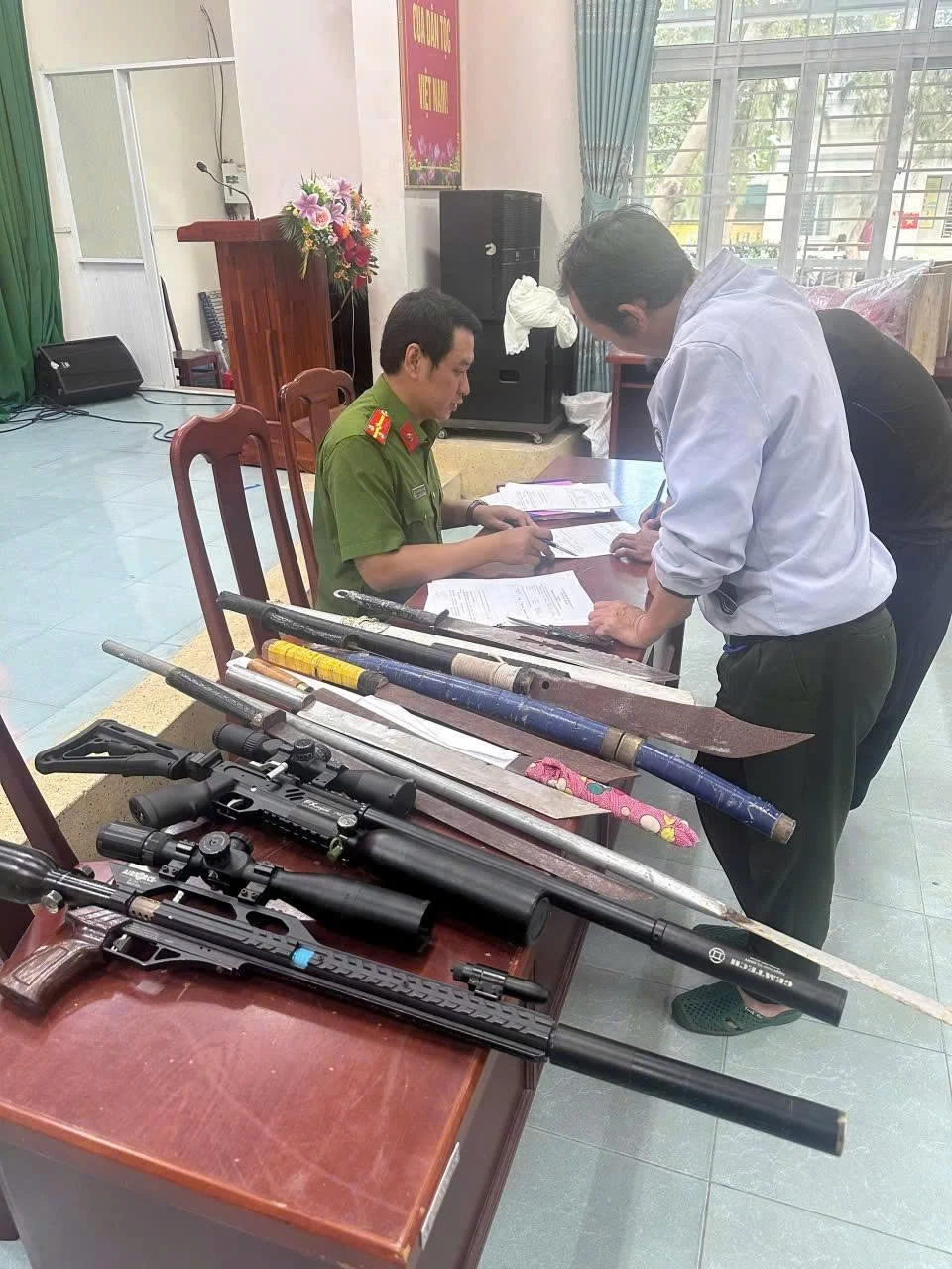 Lực lượng Công an vận động người dân giao nộp vũ khí.