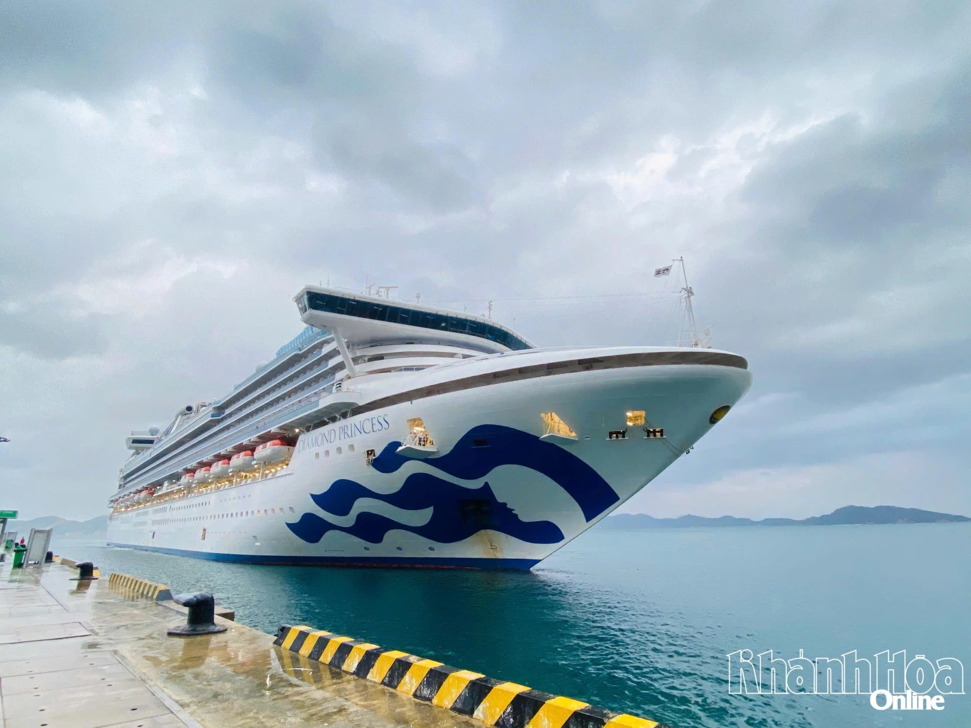 Tàu Diamond Princess cập Cảng Quốc tế Cam Ranh