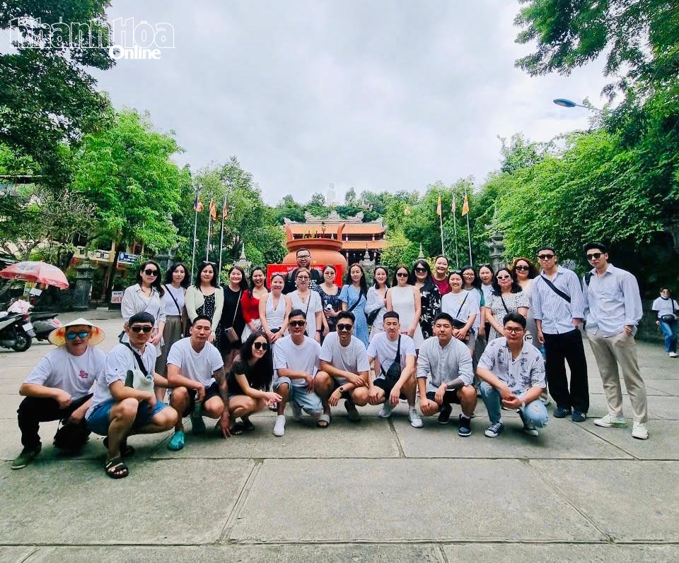 Khách du lịch Mông Cổ tham quan chùa Long Sơn (phường Tây Nha Trang).