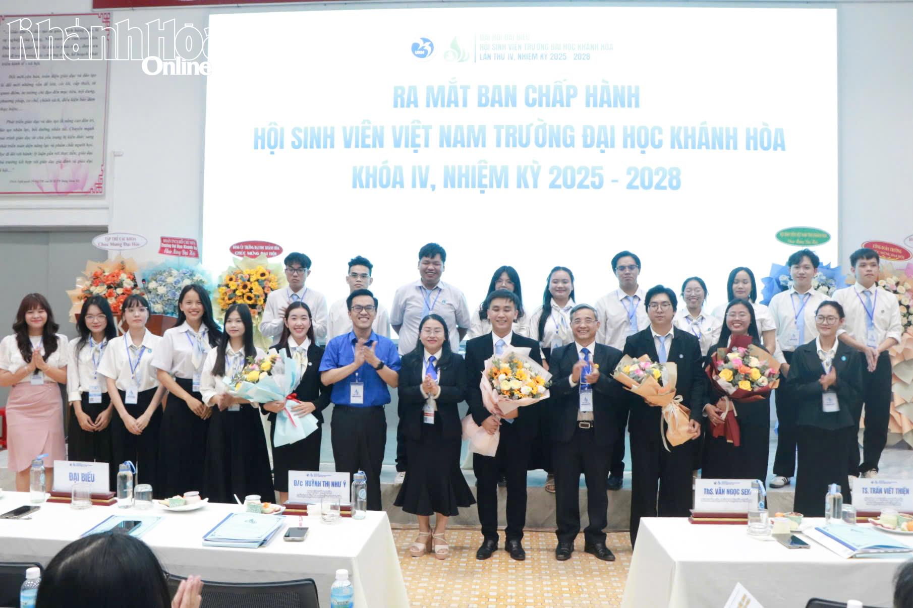 Ban Chấp hành Hội Sinh viên Việt Nam Trường Đại học Khánh Hoà khóa IV ra mắt đại hội.