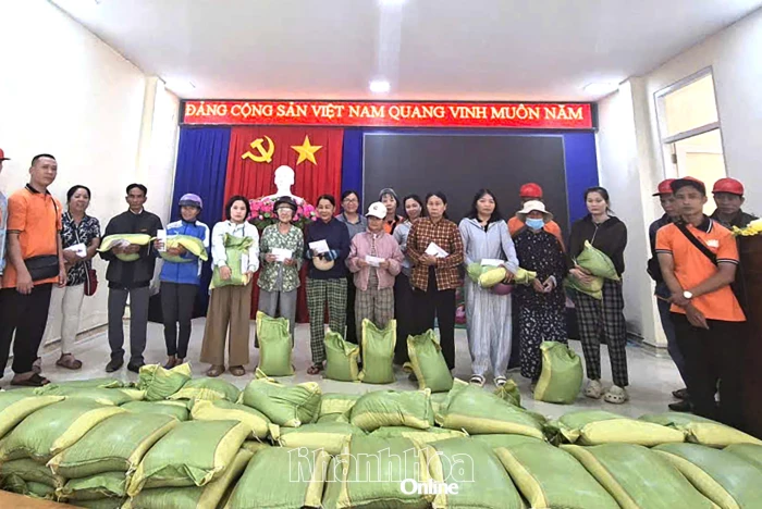 Trao 200 suất quà cho người dân xã Suối Dầu bị ảnh hưởng mưa lũ