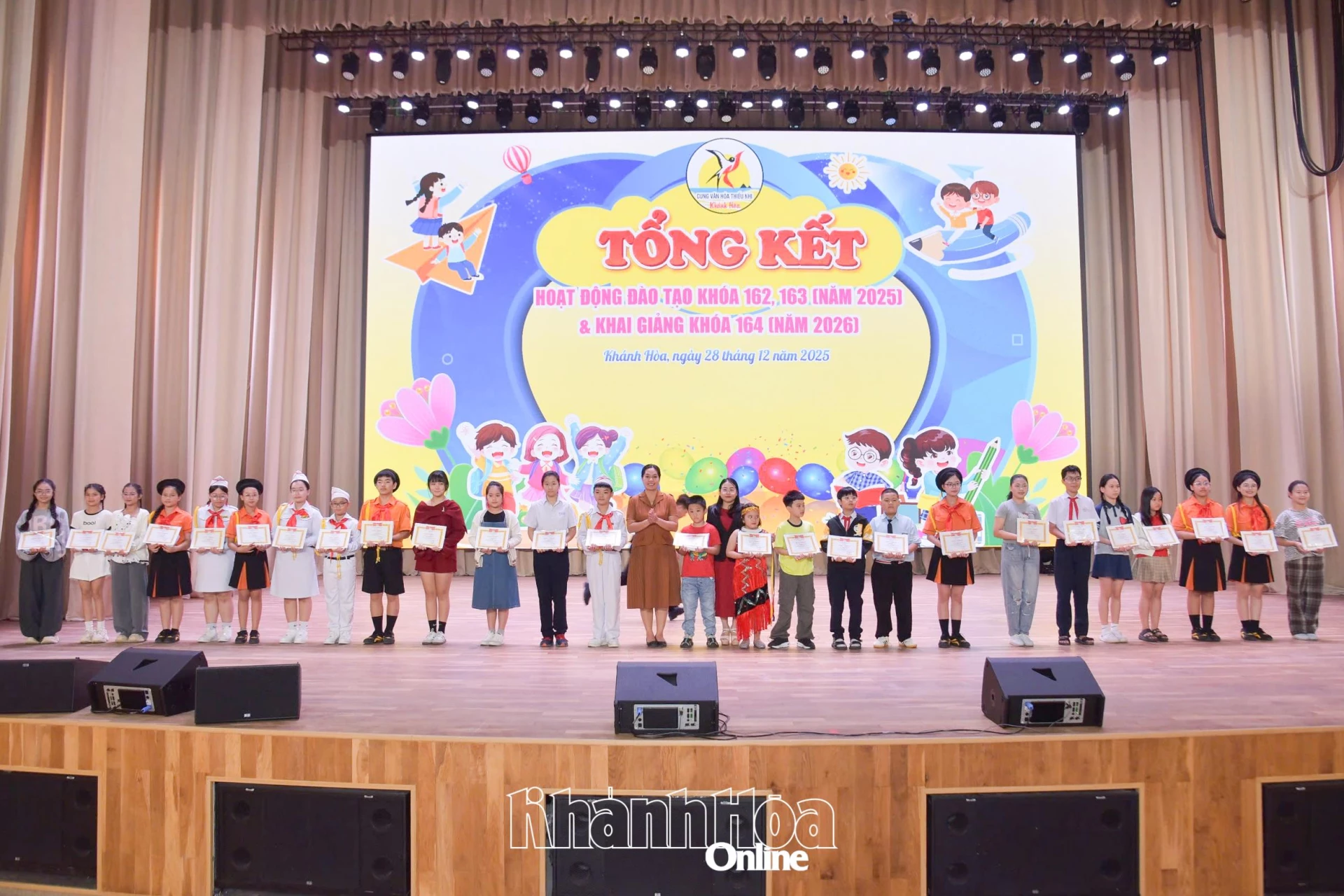 Lãnh đạo Cung Văn hóa thiếu nhi Khánh Hòa khen thưởng các thiếu nhi.