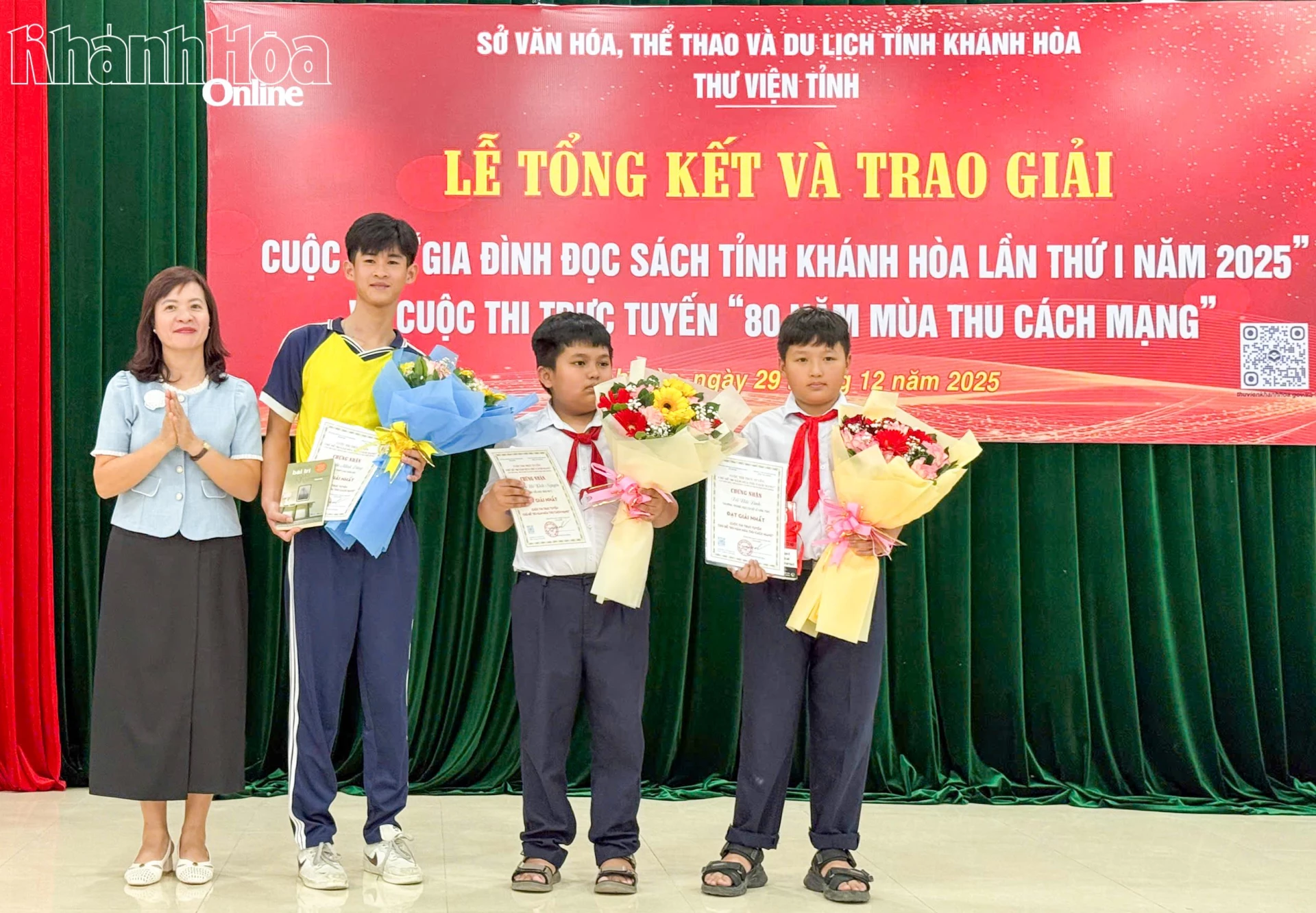 Lãnh đạo Sở Văn hóa, Thể thao và Du lịch trao giải nhất cuộc thi trực tuyến “80 năm Mùa thu Cách mạng”.