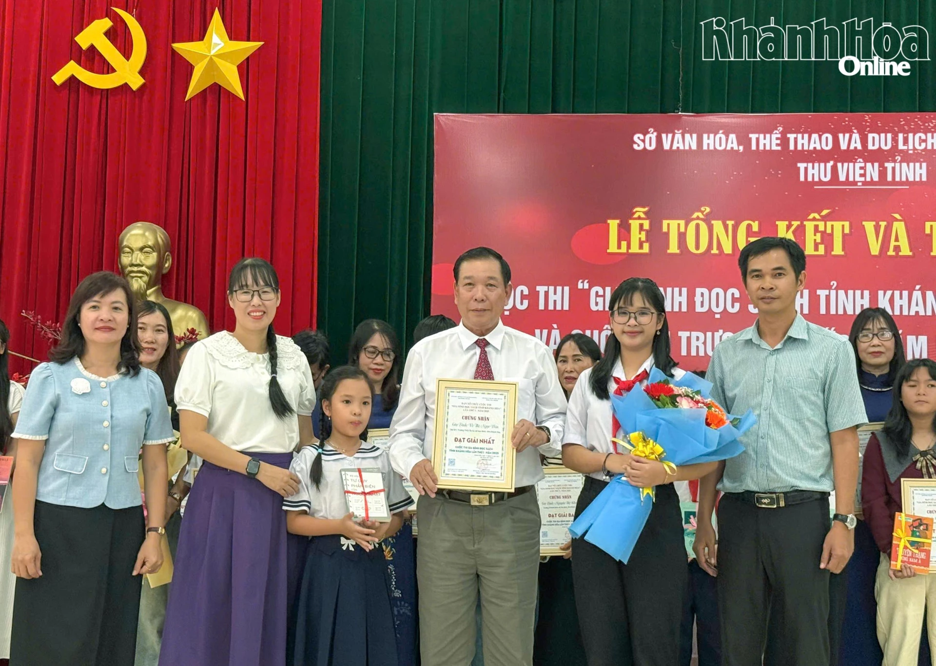 Lãnh đạo Sở Văn hóa, Thể thao và Du lịch trao giải nhất cuộc thi “Gia đình đọc sách tỉnh Khánh Hòa lần thứ I năm 2025”.