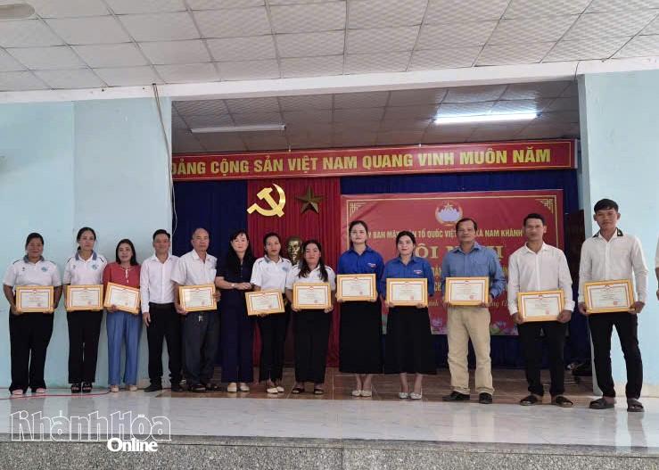 Ủy ban MTTQ Việt Nam xã Nam Khánh Vĩnh trao giấy khen cho các cá nhân.