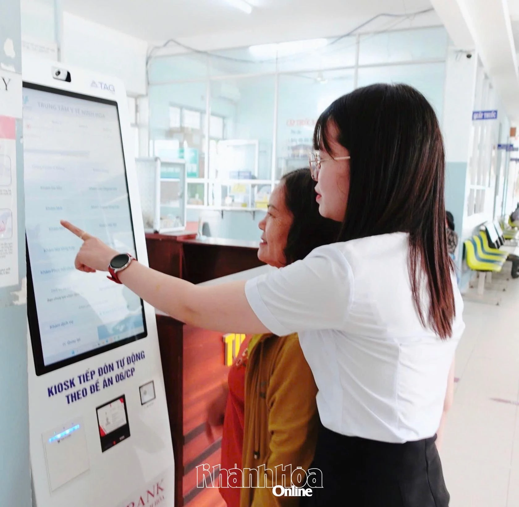Nhân viên y tế Bệnh viện Đa khoa Ninh Diêm hướng dẫn người dân sử dụng Kiosk y tế thông minh.