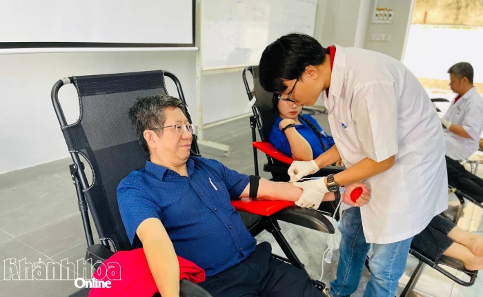 Hơn 200 người tham gia hiến máu khẩn cấp
