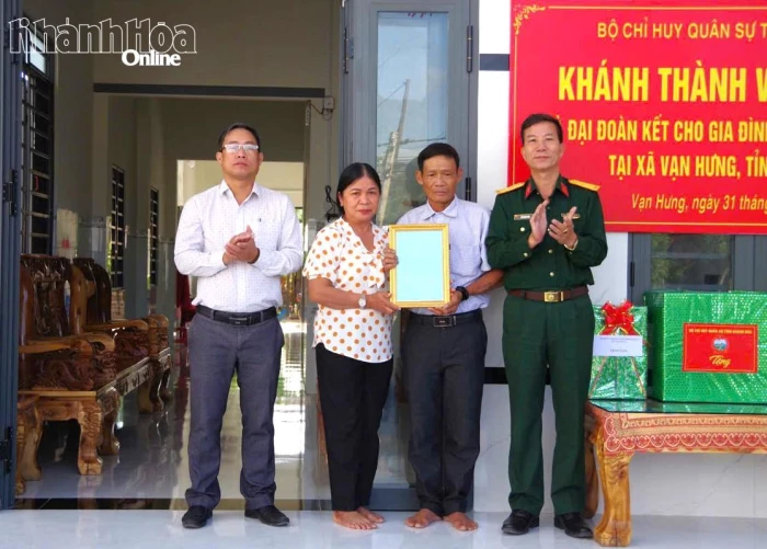 Bộ Chỉ huy Quân sự tỉnh bàn giao nhà Đại đoàn kết cho gia đình chính sách