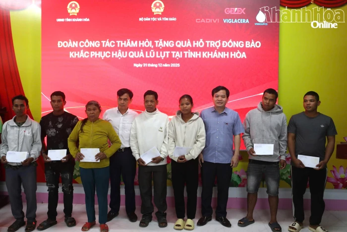 Đoàn công tác của Bộ Dân tộc và Tôn giáo tặng quà cho người dân xã Bác Ái Tây