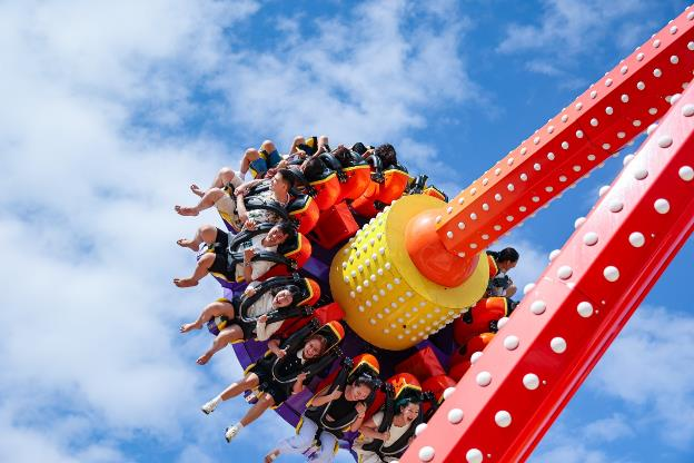 A group of people on a ride

AI-generated content may be incorrect.