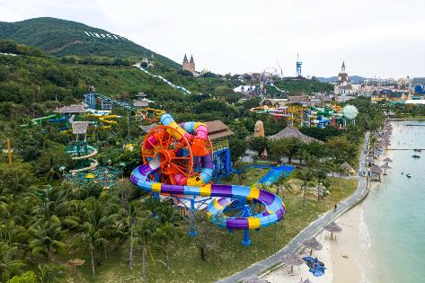 A water park with a slide

AI-generated content may be incorrect.